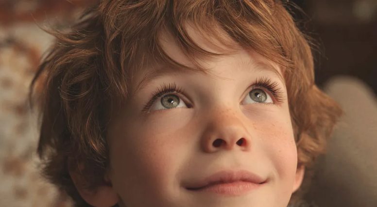 Ik verloor één van mijn tweeling bij de bevalling – maar op een dag zag mijn zoon een jongen die er precies zo uitzag als hij