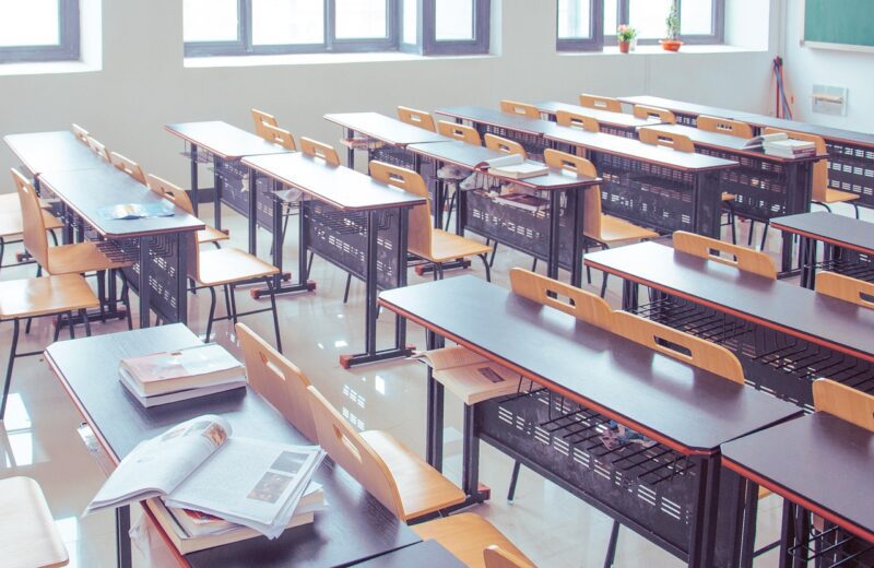 Mijn klasgenoten pestten mij omdat ik de zoon ben van een vuilnisophaalster – op de dag van de afscheidsviering zei ik iets wat ze nooit zullen vergeten.