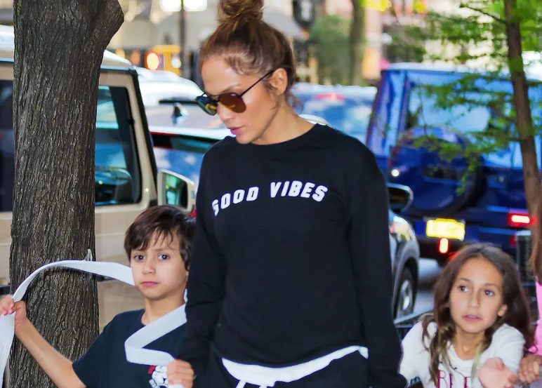 "Zeer zorgwekkend!!!": Gebruikers raakten ongerust nadat ze de zoon van Marc Anthony met Jennifer Lopez zagen – Foto’s