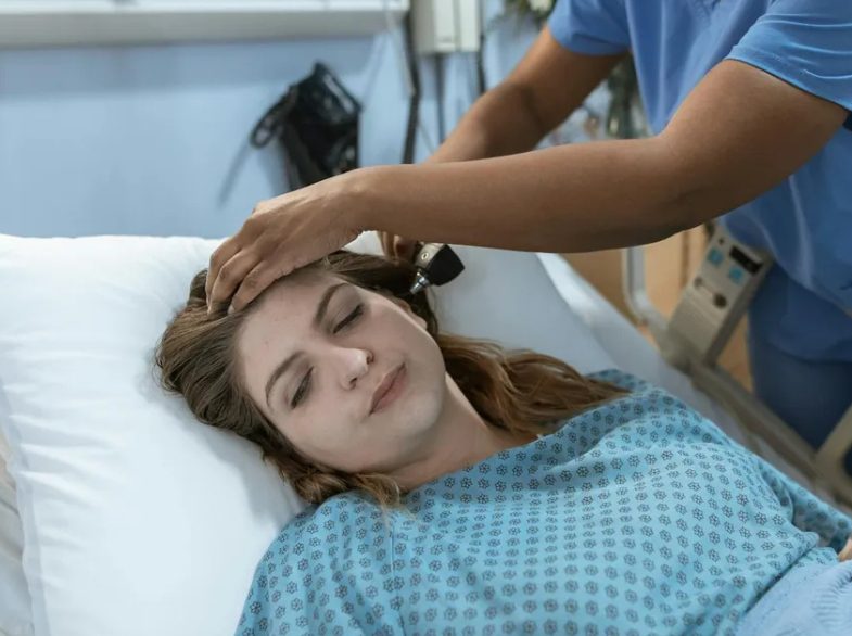 Mijn man veroorzaakte mijn handicap en daarna gooide hij me uit huis omdat hij zijn leven niet wilde "verpesten" door voor mij te zorgen – Karma leerde hem een les voordat ik dat kon doen.