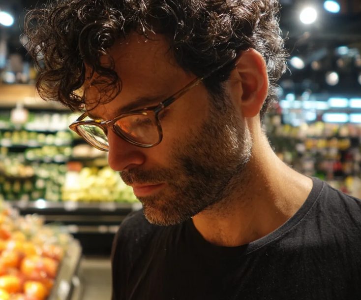 Ik vond een diamanten ring op een schap in de supermarkt en gaf hem terug aan de eigenaar — de volgende dag verscheen er een man in een Mercedes voor mijn deur