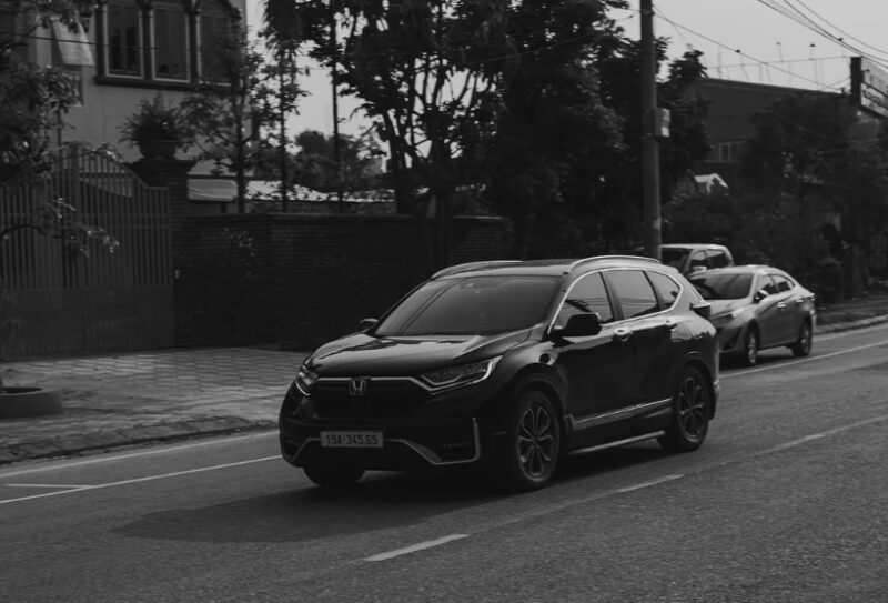 Zwangere taxichauffeur brengt een dakloze naar het ziekenhuis — De volgende ochtend ziet ze een stoet terreinwagens voor haar raam