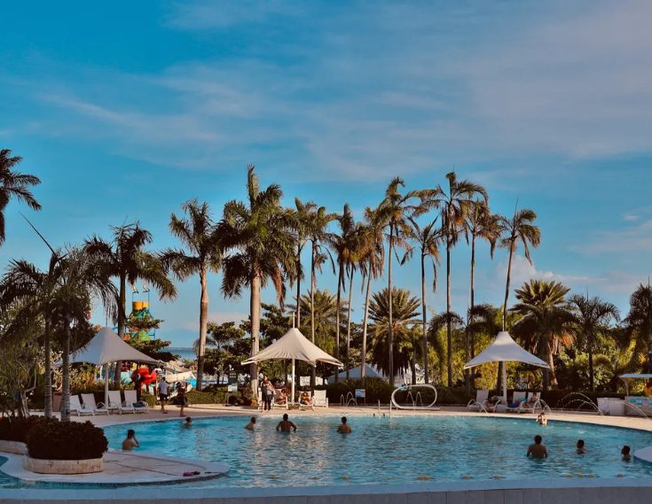 Mijn man vroeg me om zijn luxe vakantie met vrienden te betalen en beloofde het geld terug te geven — maar toen hij dat niet deed, gaf ik hem een les.