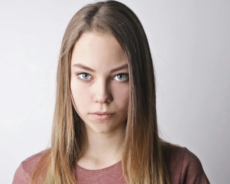 Mijn schoondochter liet haar dochter bij mij achter – 16 jaar later stond ze voor mijn deur met een schandalige eis