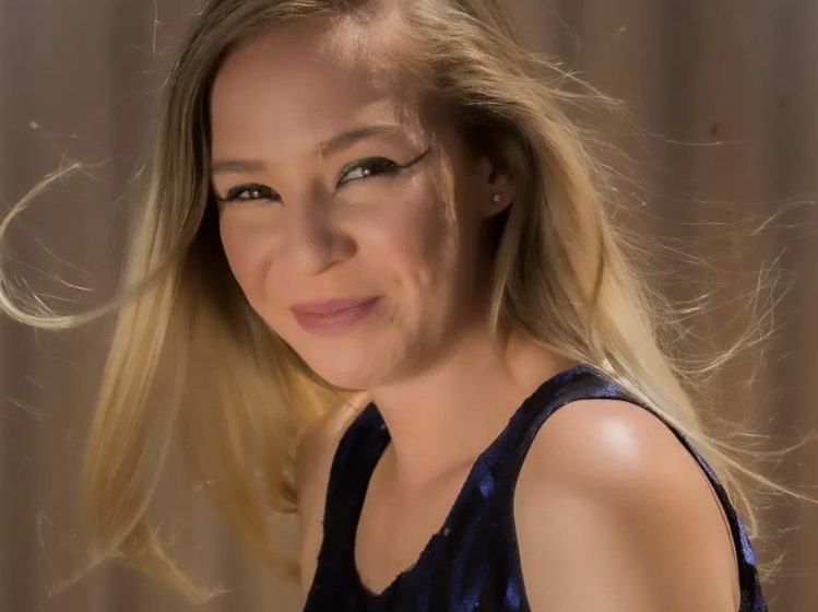 Mijn schoondochter liet haar dochter bij mij achter – 16 jaar later stond ze voor mijn deur met een schandalige eis