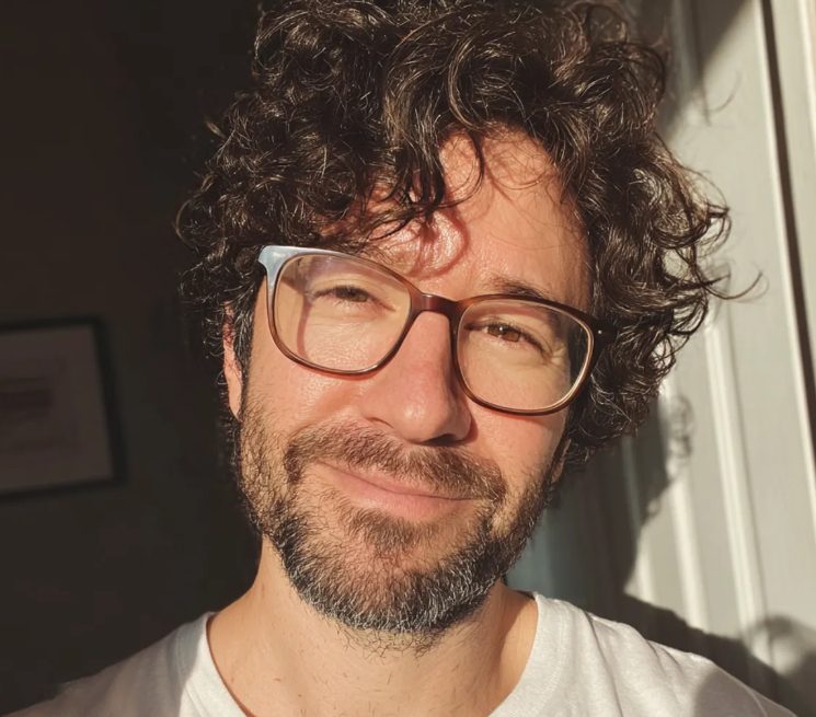 Ik vond een diamanten ring op een schap in de supermarkt en gaf hem terug aan de eigenaar — de volgende dag verscheen er een man in een Mercedes voor mijn deur