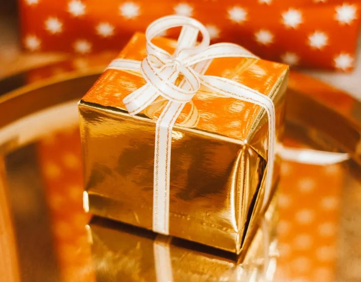 Op haar verjaardagsfeest bespotte de nieuwe vrouw van mijn zoon het cadeau dat mijn kleindochter haar gaf – maar ze kreeg spijt toen ik het mijne gaf