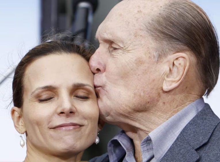 De gerenommeerde acteur Robert Duvall is op 95-jarige leeftijd overleden — Zijn liefdesverhaal met Luciana Pedraza, zijn Argentijnse echtgenote die 41 jaar jonger is.