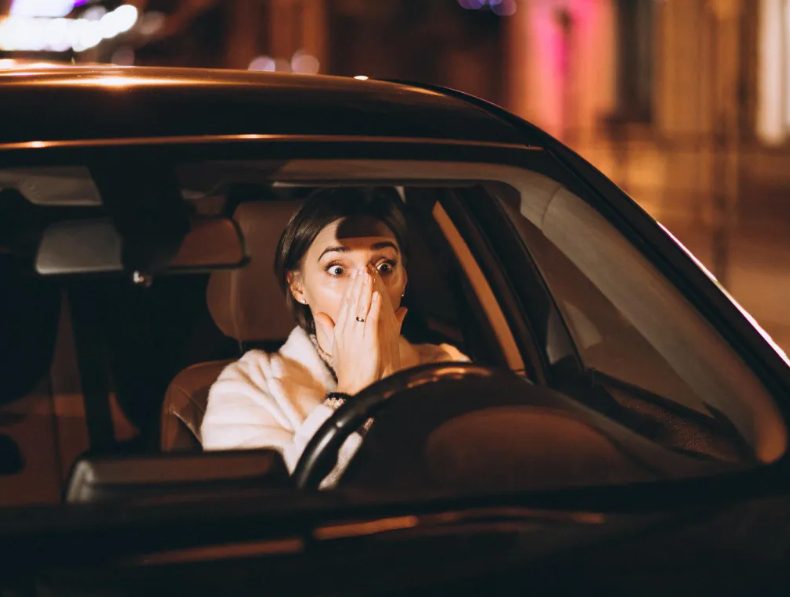 Zwangere taxichauffeur brengt een dakloze naar het ziekenhuis — De volgende ochtend ziet ze een stoet terreinwagens voor haar raam