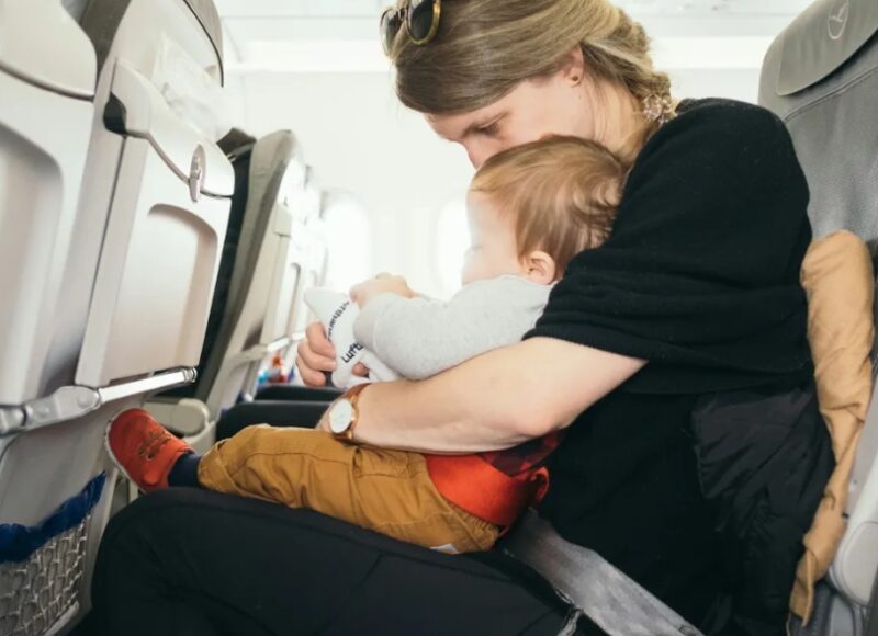 Mijn man upgrade in het geheim naar eerste klas en liet mij in economy class achter met onze tweelingbaby’s – Hij zag de karma niet aankomen