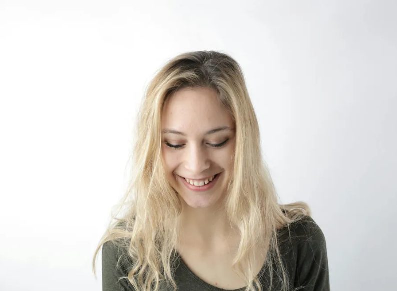 Mijn schoonmoeder vroeg de vrouwen in haar familie om wit te dragen op mijn bruiloft — ze verwachtte dat ik zou instorten, maar mijn toespraak liet iedereen sprakeloos achter.