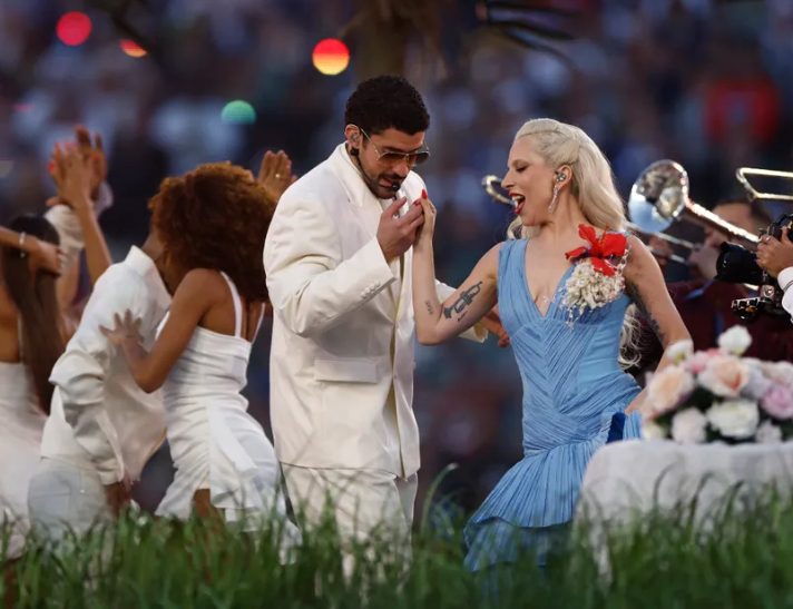 „Ziet er nog steeds uit als 25”: Gebruikers waren onder de indruk van Ricky Martins uiterlijk tijdens zijn optreden op de Super Bowl