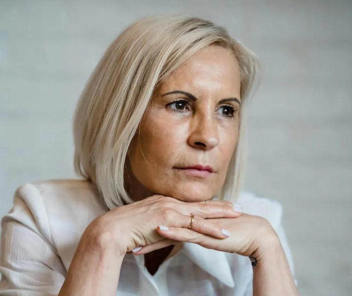 Mijn schoonmoeder vroeg de vrouwen in haar familie om wit te dragen op mijn bruiloft — ze verwachtte dat ik zou instorten, maar mijn toespraak liet iedereen sprakeloos achter.