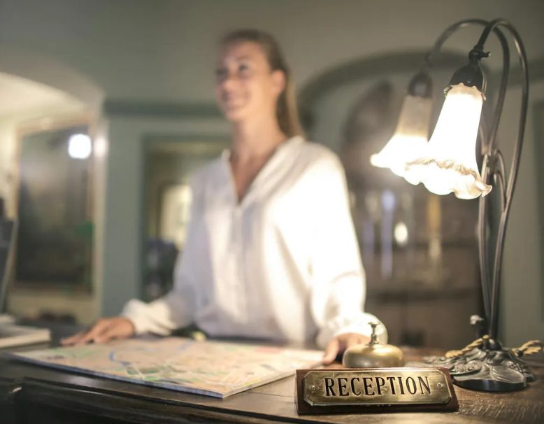 Mijn man vroeg me om zijn luxe vakantie met vrienden te betalen en beloofde het geld terug te geven — maar toen hij dat niet deed, gaf ik hem een les.