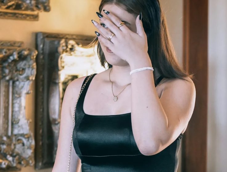Op haar verjaardagsfeest bespotte de nieuwe vrouw van mijn zoon het cadeau dat mijn kleindochter haar gaf – maar ze kreeg spijt toen ik het mijne gaf