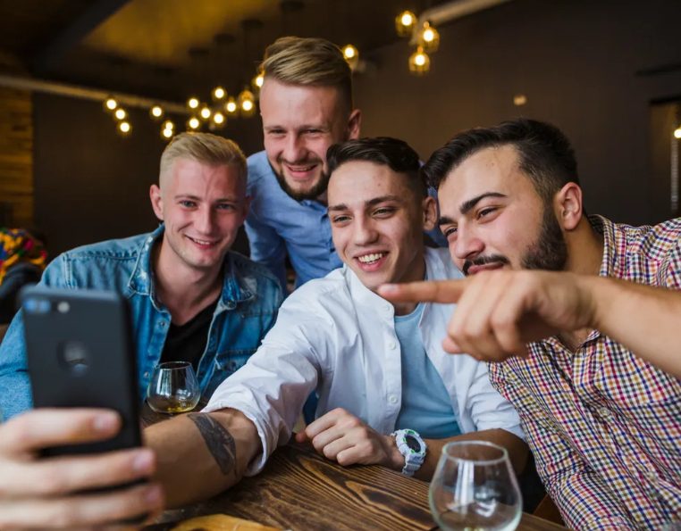 Mijn man vroeg me om zijn luxe vakantie met vrienden te betalen en beloofde het geld terug te geven — maar toen hij dat niet deed, gaf ik hem een les.