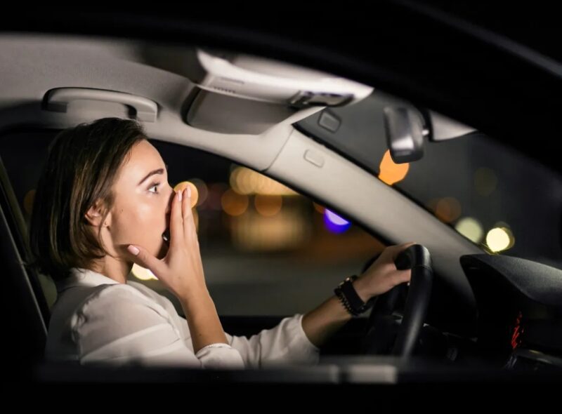 Zwangere taxichauffeur brengt een dakloze naar het ziekenhuis — De volgende ochtend ziet ze een stoet terreinwagens voor haar raam