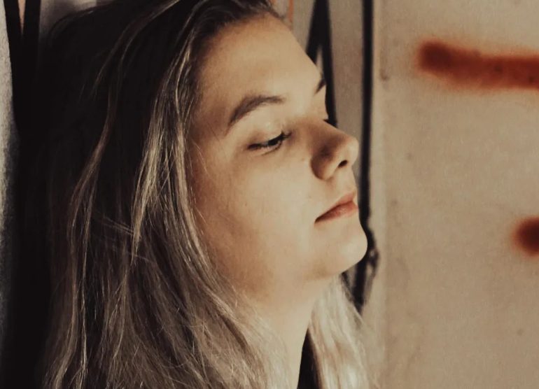 Mijn schoondochter liet haar dochter bij mij achter – 16 jaar later stond ze voor mijn deur met een schandalige eis