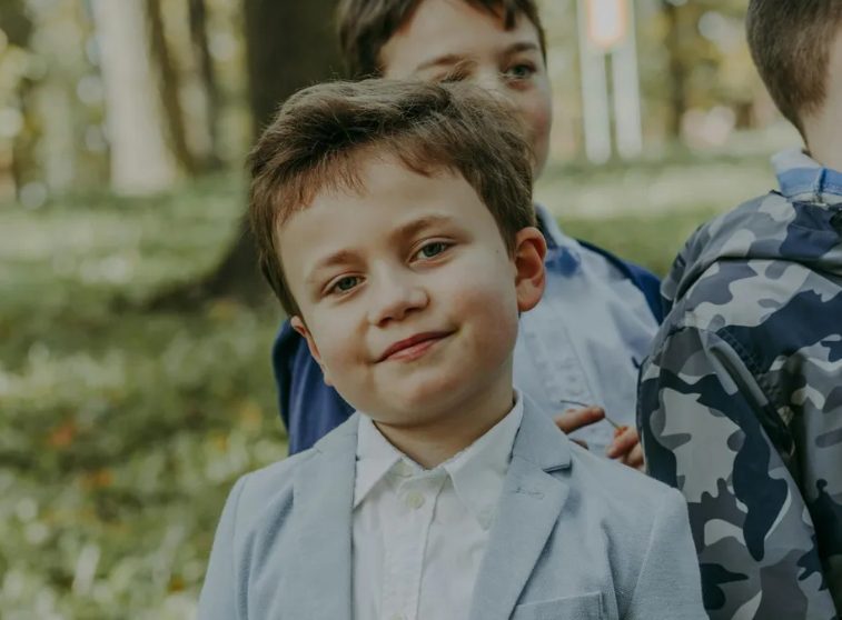 Mijn zoon bracht iets onverwachts mee in plaats van de ringen voor onze bruiloft – Ik stond sprakeloos toen ik het doosje opende
