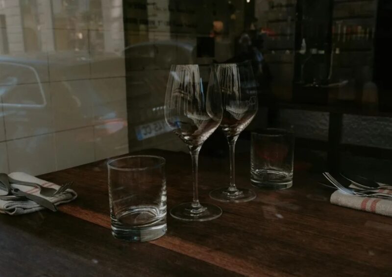 Ik ging naar een restaurant om voor het eerst de ouders van mijn verloofde te ontmoeten, maar wat zij deden liet me de bruiloft afzeggen.