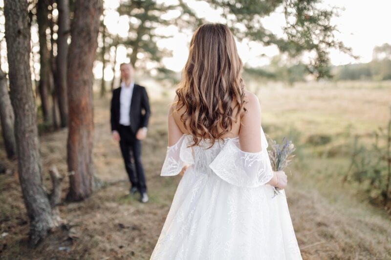 Op mijn bruiloft liep mijn zus binnen met mijn verloofde en zei: “Verrassing! Wij gaan in plaats daarvan trouwen” – ze had geen idee dat ze precies in mijn plan liep.