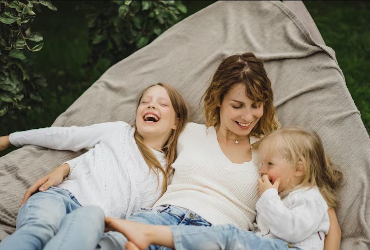 Ik wachtte vier uur op mijn zes kinderen die voor mijn 60e verjaardag zouden komen, maar het huis bleef stil – totdat een politieagent me een briefje overhandigde dat mijn hart deed bevriezen.