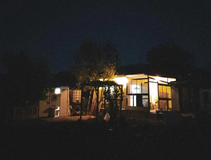 Ik heb wekenlang een verrassingsfeest voor mijn man voorbereid, maar hij kwam binnen hand in hand met een andere vrouw – dus nam ik af wat hij het meest waardeerde.