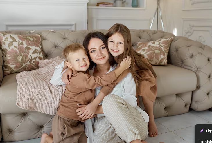Ik wachtte vier uur op mijn zes kinderen die voor mijn 60e verjaardag zouden komen, maar het huis bleef stil – totdat een politieagent me een briefje overhandigde dat mijn hart deed bevriezen.