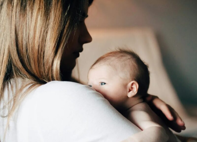 Nadat onze draagmoeder was bevallen, kwam mijn moeder naar het ziekenhuis om ons te feliciteren – maar toen ze de baby voor het eerst zag, riep ze: “Jullie kunnen deze baby niet houden!”