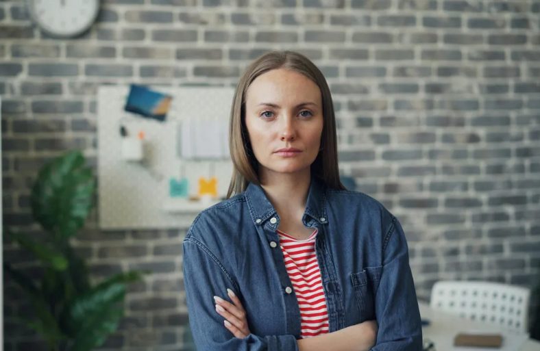 Mijn vrouw zei dat ik mijn dochter moest achterlaten en voor een paar weken moest verhuizen — Toen ik de reden hoorde, stond ik met stomheid geslagen