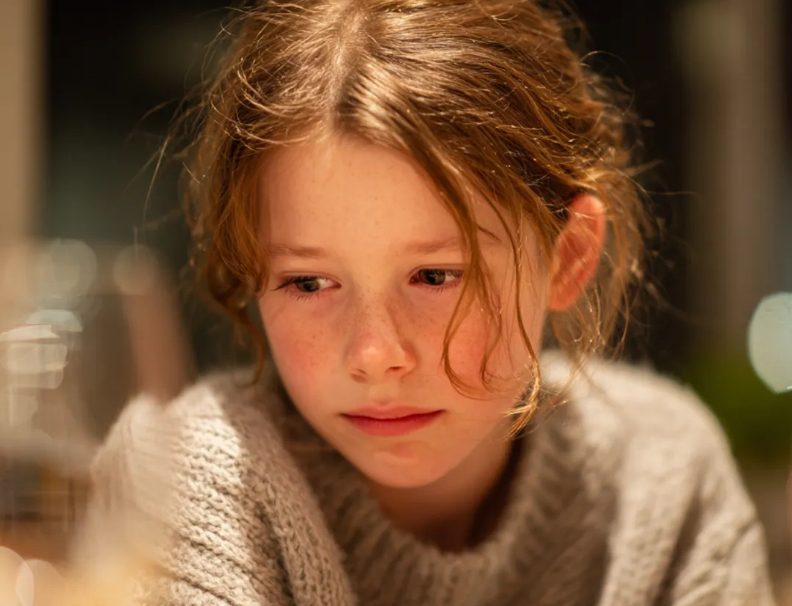 Mijn man nodigde zijn zwangere minnares uit voor ons familiefeestdiner – maar zijn ouders grepen snel in