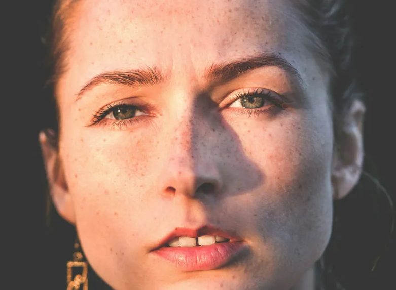 Mijn beste vriendin vroeg me om mijn man niet mee te nemen naar haar bruiloft – Al snel ontdekte ik de reden, wat me kapotmaakte