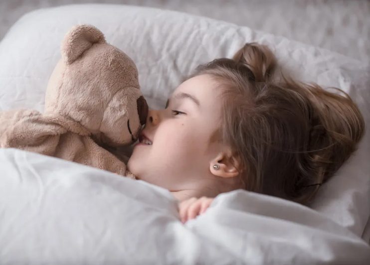 Ik offerde mijn jeugd om mijn vijf broers en zussen groot te brengen – Op een dag zei mijn vriend: “Ik heb iets gevonden in de kamer van de jongste. Alsjeblieft, ga niet schreeuwen.”
