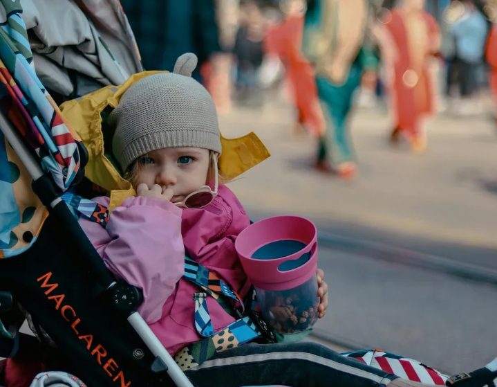 Ik vond een kinderwagen naast de vuilnisbak – Toen ik het kussentje optilde, schreeuwde ik