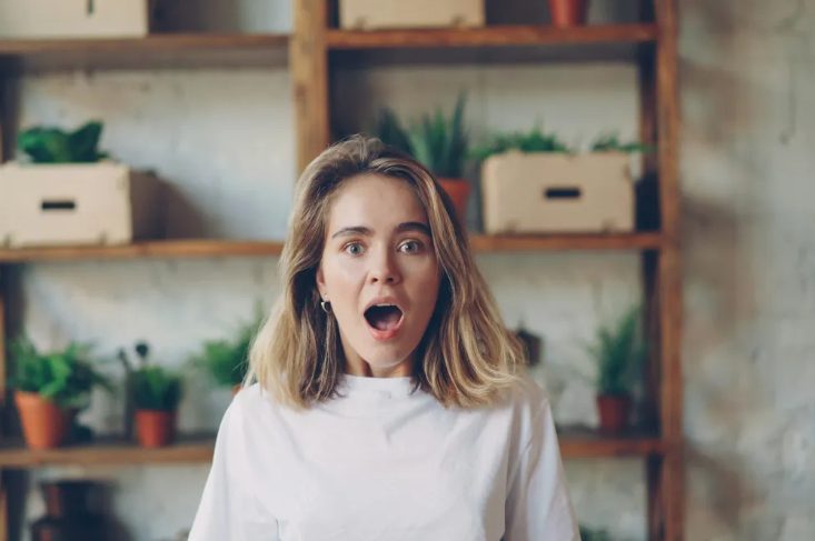Mijn man nodigde zijn zwangere minnares uit voor ons familiefeestdiner – maar zijn ouders grepen snel in