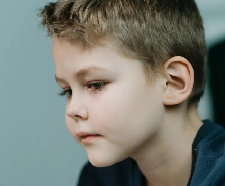 Mijn man nodigde zijn zwangere minnares uit voor ons familiefeestdiner – maar zijn ouders grepen snel in