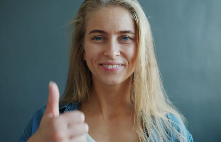 Mijn man nodigde zijn zwangere minnares uit voor ons familiefeestdiner – maar zijn ouders grepen snel in
