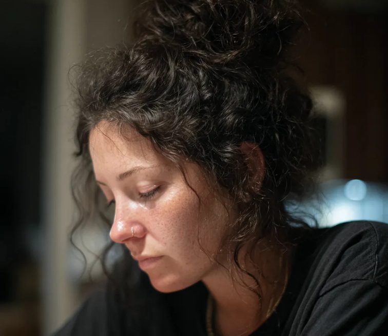 Ik woonde in een opvang nadat mijn schoondochter me eruit zette toen mijn zoon stierf – maar zij had geen idee van haar geheim