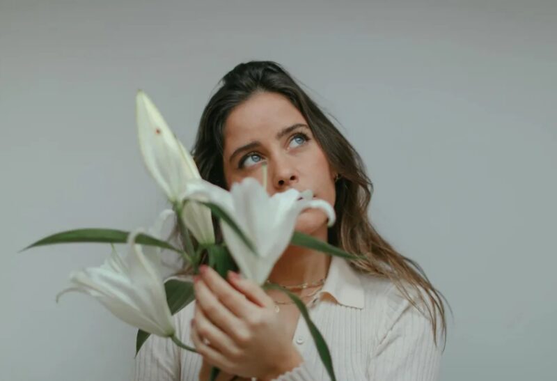 Mijn man begon elke vrijdag bloemen mee naar huis te brengen – Op een dag vond ik een briefje in het boeket en volgde ik hem na het werk.