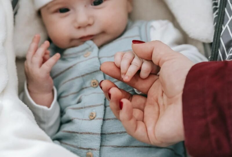 Nadat onze draagmoeder was bevallen, kwam mijn moeder naar het ziekenhuis om ons te feliciteren – maar toen ze de baby voor het eerst zag, riep ze: “Jullie kunnen deze baby niet houden!”
