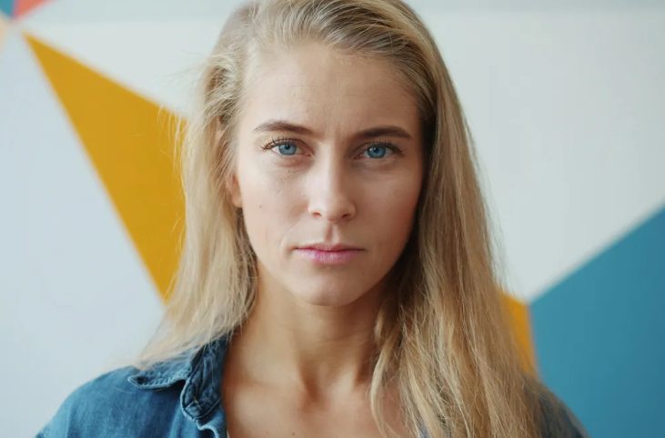 Mijn man bedroog me met mijn eigen zus – maar op hun trouwdag haalde het karma hen in