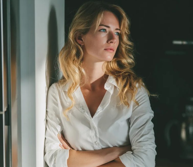 Ik hoorde mijn man tegen onze 5-jarige dochter zeggen dat ze me niet moest vertellen wat ze had gezien – dus haastte ik me trillend naar huis
