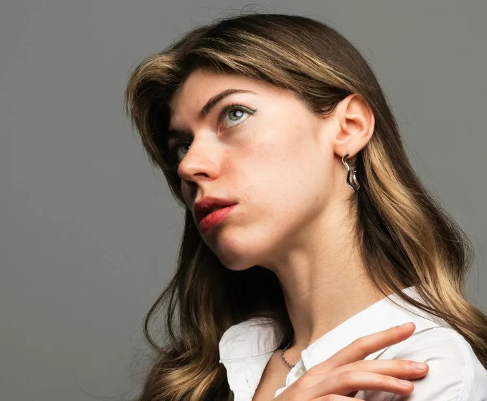 Ik heb wekenlang een verrassingsfeest voor mijn man voorbereid, maar hij kwam binnen hand in hand met een andere vrouw – dus nam ik af wat hij het meest waardeerde.