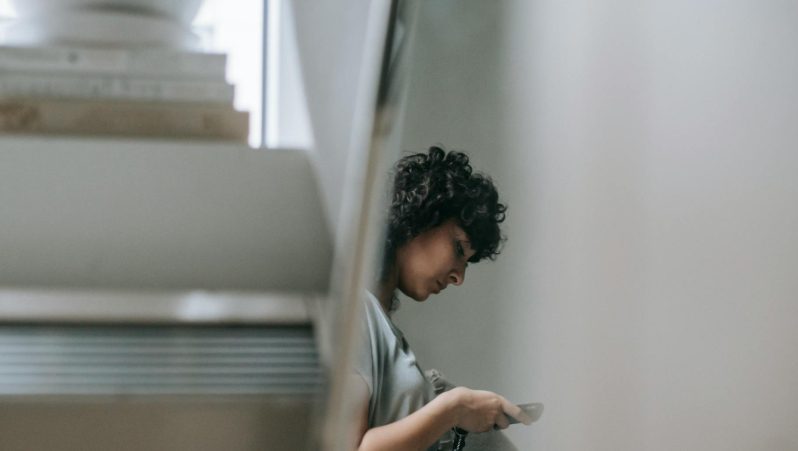 Mijn dochter begon woorden te zeggen in een taal die ze nooit had geleerd — het leidde tot een ontdekking laat in de nacht