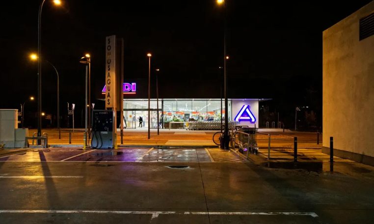 Ik hielp op een avond een hongerige veteraan — een maand later riep mijn baas me bij zich en alles veranderde