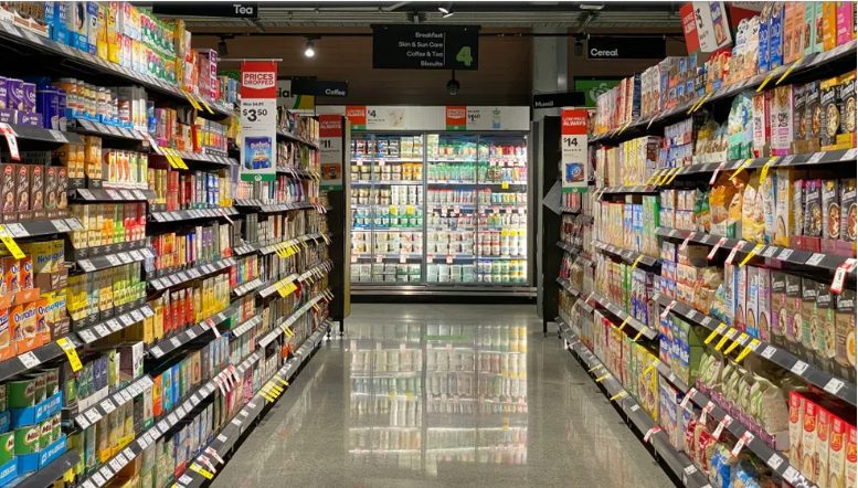 Ik betaalde de boodschappen van een oudere vrouw toen haar kaart werd geweigerd – twee dagen later veranderde mijn leven volledig.