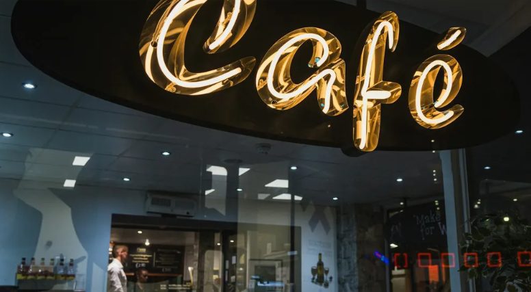 Serveersters zeggen tegen mij en mijn kleinkind dat we het café moeten verlaten – een ogenblik later veranderde ons leven voorgoed
