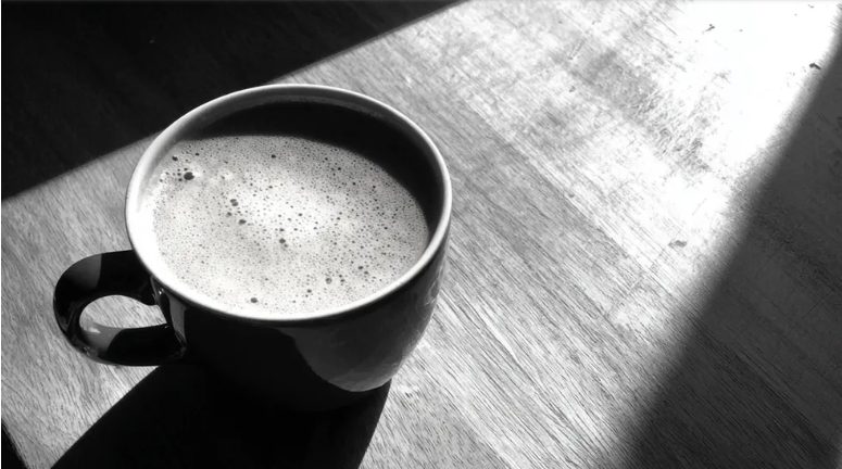Een serveerster zei tegen mij en mijn kleinzoon dat we het café moesten verlaten – enkele momenten later veranderde ons leven voorgoed