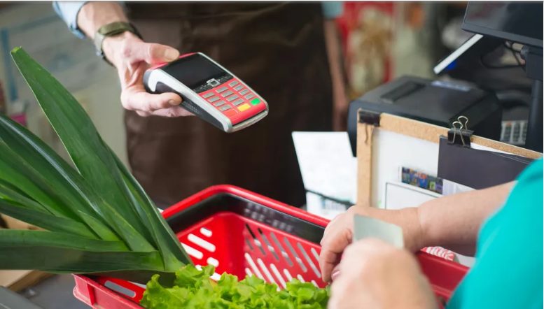 Ik betaalde de boodschappen van een oudere vrouw toen haar kaart werd geweigerd – twee dagen later veranderde mijn leven volledig.