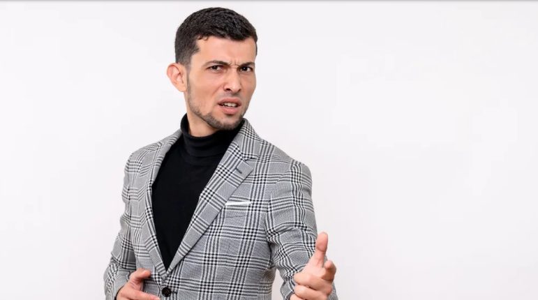 Ik kwam aan in mijn hotel en zag mijn man met een andere vrouw – ik stond op het punt flauw te vallen toen ik de waarheid hoorde.